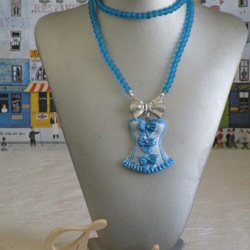 Charmant collier plastron avec pendentif en céramique &quot;une jolie guêpière bleue&quot;