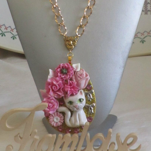 Ravissant collier avec pendentif en bois et céramique &quot;une &quot;ravissante petite chatte&quot;