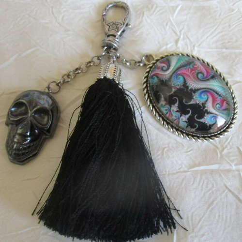 Bijou pour sac à main « un skull et un pendentif steampunk avec un pompon