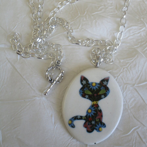 Charmant collier plastron  pendentif en céramique un adorable chaton