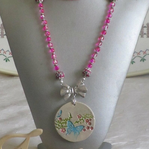 Ravissant collier sautoir en perles de verre pendentif &quot;papillon et fleurs&quot; en céramique