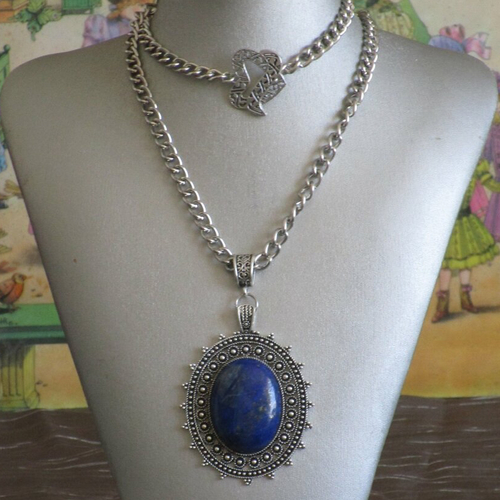 Collier plastron pendentif argenté "un cabochon en lapis lazuli"