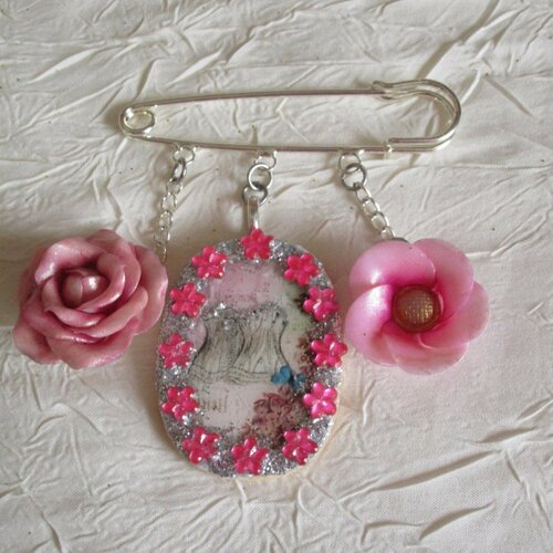 Broche métal argenté  épingle de kilt "une harmonie coquine en rose"