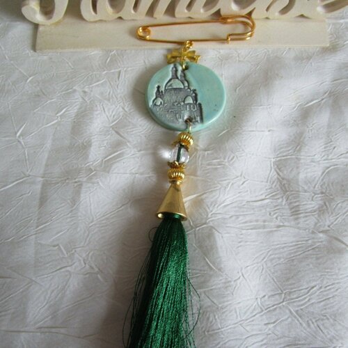 Broche métal doré et céramique avec pompon "le sacré coeur de paris"