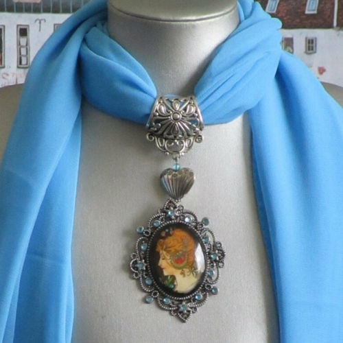 Bijou pour foulard en métal argenté une reproduction d'une oeuvre de mucha