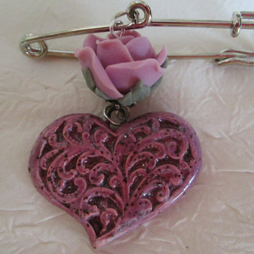 Broche métal argenté et céramique &quot;petit coeur avec une rose&quot;