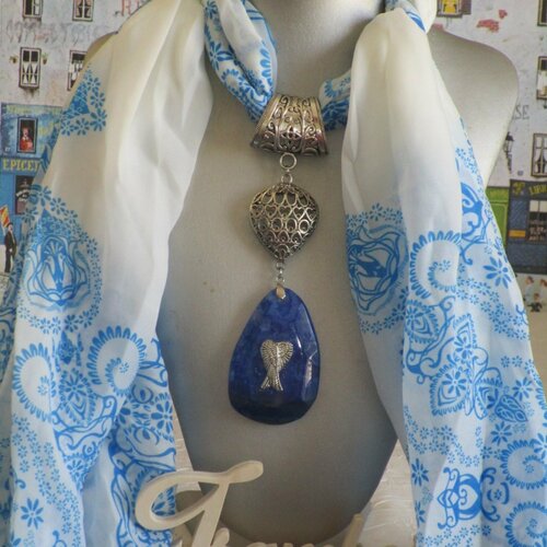 Bijou pour foulard en métal argenté. des bleus vifs