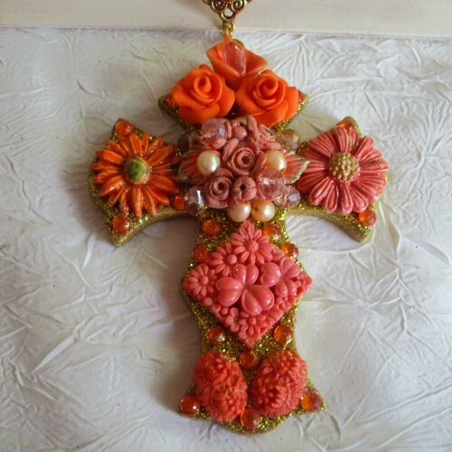 Collier pendentif série de croix fleuries