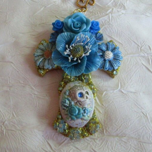 Collier pendentif &quot;série de croix fleuries &quot;