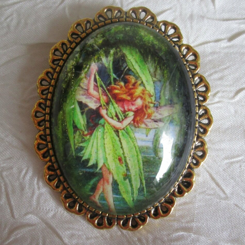 Vendue - broche en métal doré &quot;un petit elfe des fleurs vertes&quot;
