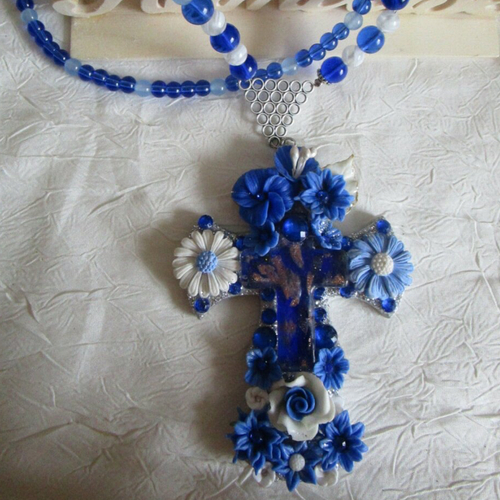 Collier pendentif. série de croix fleuries