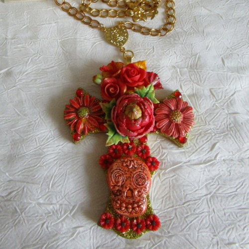 Collier pendentif.  série de grandes croix fleuries
