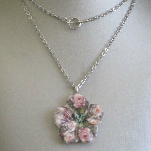 Ravissant collier pendentif métal argenté et céramique &quot;une fleur rose&quot;