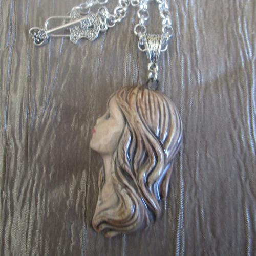 Ravissant collier pendentif métal argenté et céramique &quot;profile d’une femme aux cheveux blonds&quot;