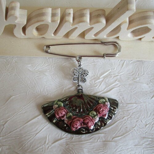 Broche métal argenté et céramique &quot;un éventail et des roses&quot;