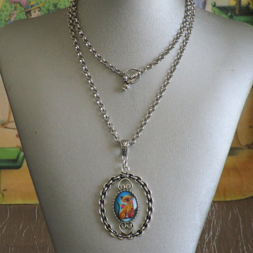 Collier plastron pendentif un drôle le de chaton