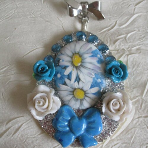 Broche métal argentée en porcelaine froide une petite broche fleurie bleu et blanc