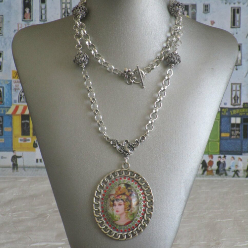 Collier plastron pendentif «une femme asiatique« 