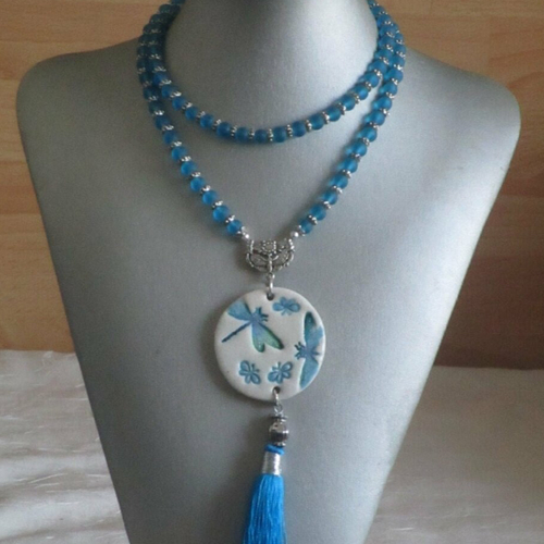 Collier plastron pendentif "des libellules , des papillons, des fleurs et un pompon en soie"