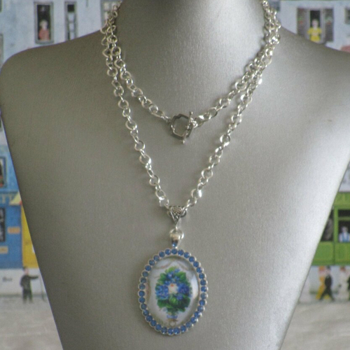 Collier pendentif « un  bouquet dans un vase ancien»