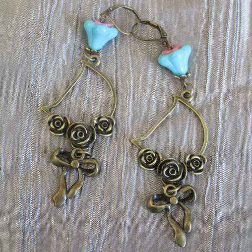 Ravissantes boucles d’oreille breloques couleur bronze oxydé perles tchèques 