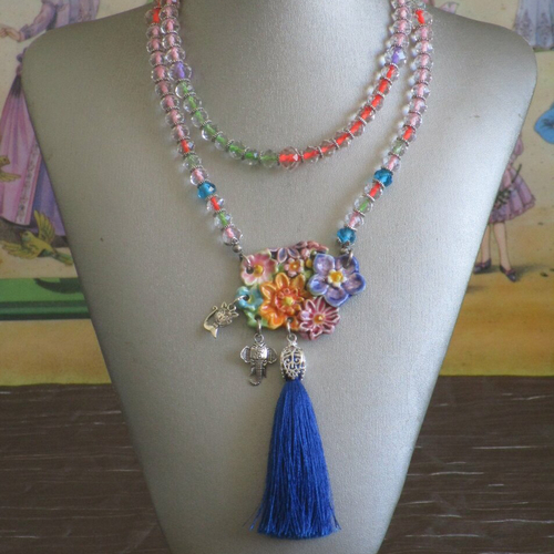 Ravissant collier plastron bohème chic « motif fleuri multicolor avec pompon&quot;