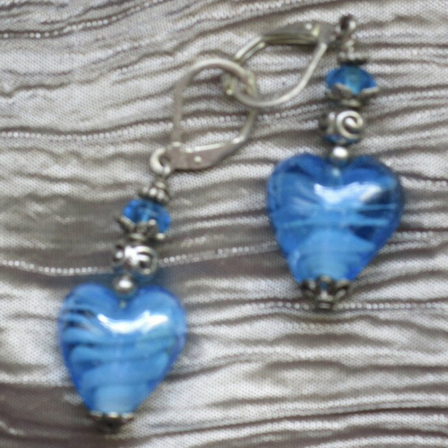 Ravissantes petites boucles d'oreilles métal argenté en perles lampork turquoise