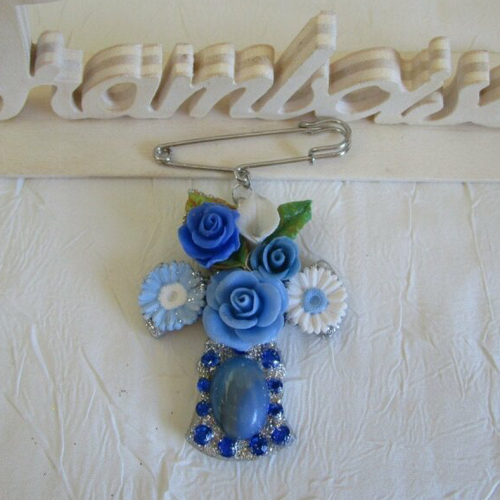 Broche série petites croix fleuries, bleue