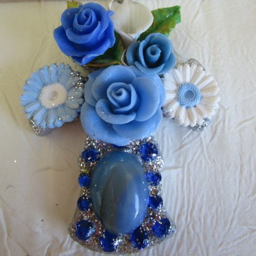 Broche série petites croix fleuries, bleue