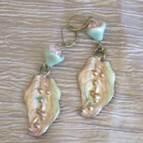 Boucles d’oreilles en bronze et perles de verre.