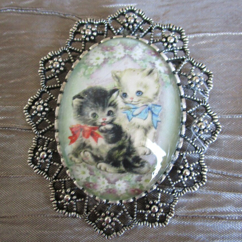 Grosse broche-pendentif en métal argenté et verre &quot;2 adorables chatons&quot;