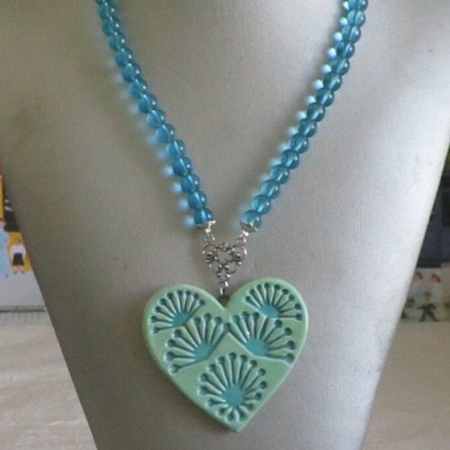 Collier plastron gros pendentif coeur en céramique avec perles de verre
