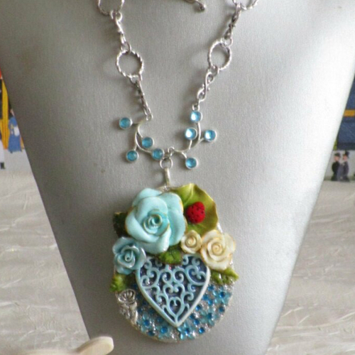 Collier pendentif coeur en céramique turquoise et fleurs