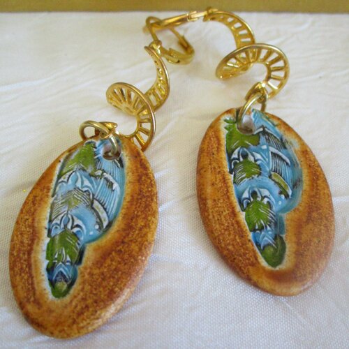 Boucles d’oreilles en métal doré et céramique motif bleu sur marron glacé