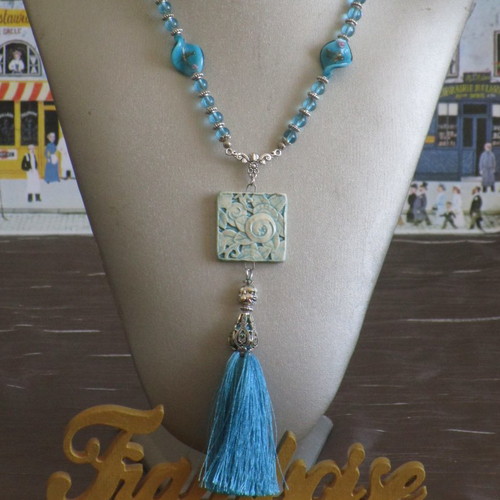 Collier plastron pendentif en céramique avec perles de verre