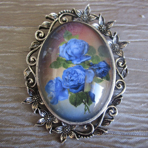 Grosse broche-pendentif  en métal argenté et verre