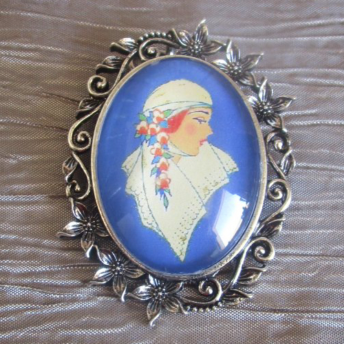 Grosse broche-pendentif  en métal argenté et verre