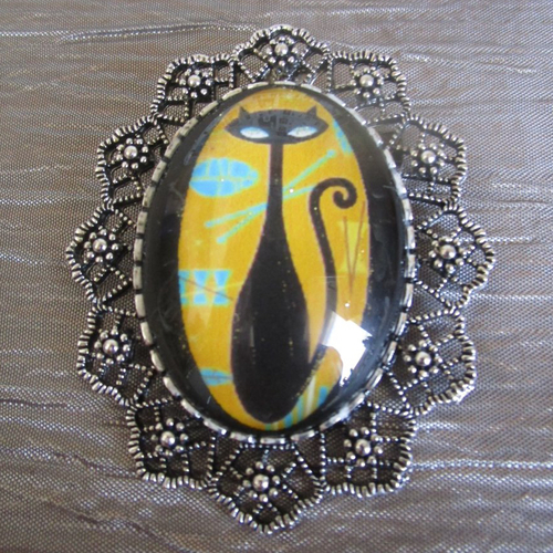 Grosse broche-pendentif  en métal argenté et verre