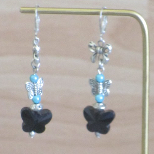 Ravissantes boucles d’oreilles en verre et métal argenté 