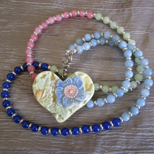 Collier plastron pendentif en céramique avec perles de verre