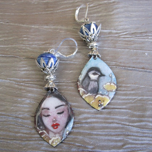 Ravissantes boucles d’oreilles en cuivre émaillé et perles de murano