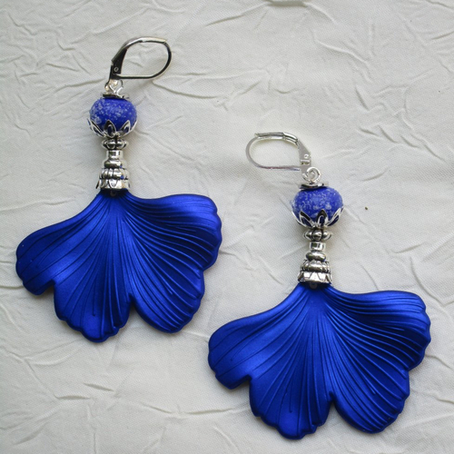 Ravissantes boucles d’oreilles en silicone et métal argenté