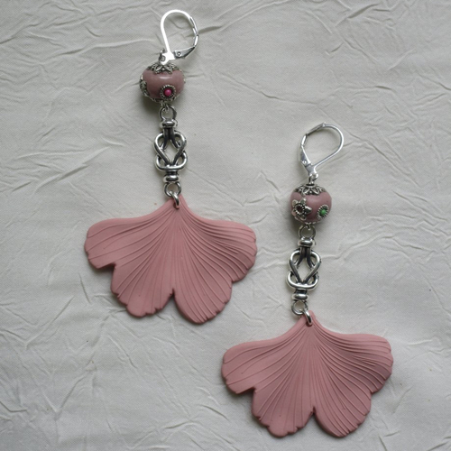 Ravissantes boucles d’oreilles en silicone et métal argenté