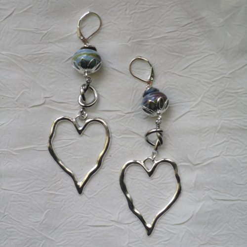 Ravissantes boucles d’oreilles en verre et métal argenté