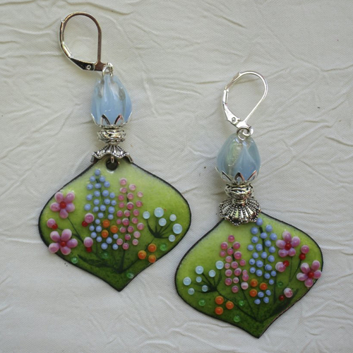 Ravissantes boucles d’oreilles en cuivre émaillé et perles en verre de murano