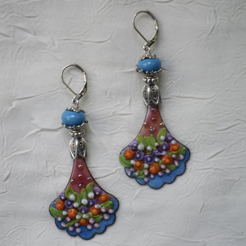 Ravissantes boucles d’oreilles en cuivre émaillé et perles en verre de murano