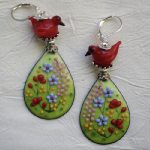 Ravissantes boucles d’oreilles en cuivre émaillé et perles en verre de murano
