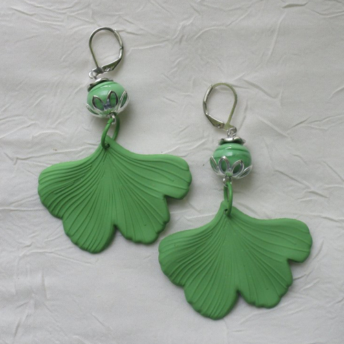 Ravissantes boucles d’oreilles en silicone et métal argenté