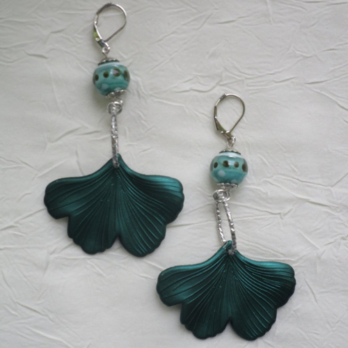 Ravissantes boucles d’oreilles en silicone et métal argenté