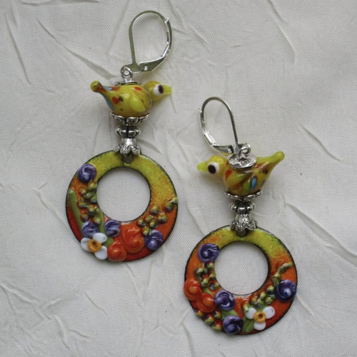 Ravissantes boucles d’oreilles en cuivre émaillé et perles en verre de murano